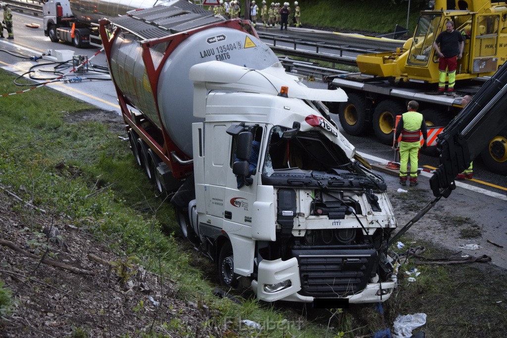 VU Gefahrgut LKW umgestuerzt A 4 Rich Koeln Hoehe AS Gummersbach P479.JPG - Miklos Laubert